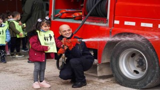 Anaokulu öğrencileri itfaiyeciliği öğrendi