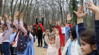 Anne ve çocuklar Ormanyada