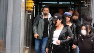 Annelerin eylemi sırasında PKK paçavrasını açan kadınlar gözaltına alındı