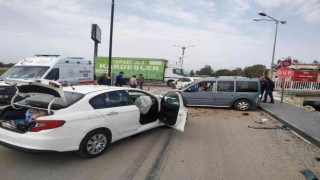 Antalyada 4 aracın karıştığı zincirleme kazada 5 kişi yaralandı