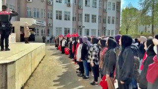 Antalyada ‘kavga ihbarına giden polislere öğrencilerden İstiklal Marşı sürprizi