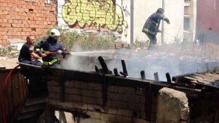 Antalyada kullanılmayan tarihi yapı yandı, mahalle muhtarı isyan etti