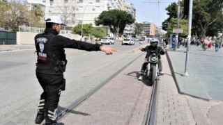 Antalyada polisin şok denetimine tramvay yolunda yakalanan gencin son pişmanlığı fayda etmedi