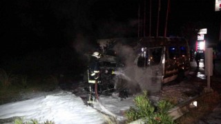 Antalyada transfere giden tur minibüsü alev alev yandı, sürücü canını zor kurtardı