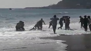 Antrenman uçuşu yapan paraşütçü, kız arkadaşıyla denize düştü