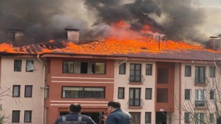 Apartmanın çatısı bir anda alev topuna döndü