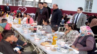 Arabanda öksüz ve yetim çocuklara iftar verildi