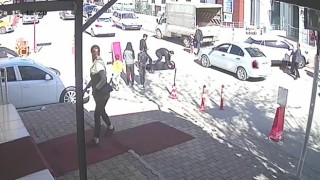 Aracın altında kalmaktan saniyeyle kurtuldu