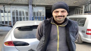 Aracının ön konsol kısmına kaçan yılanına kavuştu, verdiği tepkiyle gülümsetti