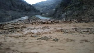 Araklı-Bayburt yolu hem çığ hem de heyelan nedeniyle ulaşıma kapandı