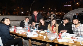 Ardahanda belediyenin iftar yemeğine yoğun ilgi