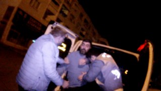 Arkadaşını alkol kontrolünden kurtarmak için polise bıçak çekti