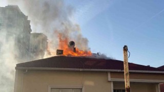 Ataşehirde apartmanın çatısı alev alev yandı, mahalleli sokağa döküldü