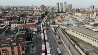 Ataşehirde gümrük müdürlüğü önünde kontak kapattıran tır kuyruğu