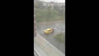 Ataşehirde taksici dehşeti: Ücrete itiraz eden kadın turisti darbedip yere fırlattı