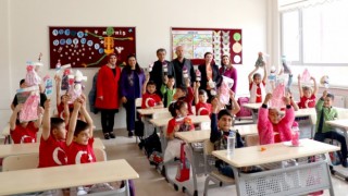 Atık malzemeler 23 Nisan hediyesine dönüştü