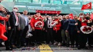 Avrupa Şampiyonları Kayaalp ve Fırata Türk bayraklı karşılama