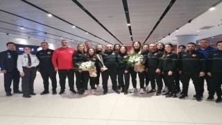 Avrupa Şampiyonu Kadın Güreş Milli Takımı yurda döndü