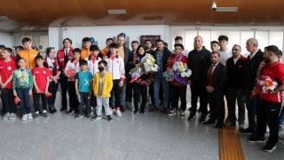 Avrupa şampiyonu milli güreşçi Kamaloğlu, Erzincanda coşkuyla karşılandı