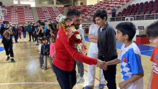 Avrupadan madalya ile dönen Muhammet Akdeniz spora başladığı salonda gururla karşılandı