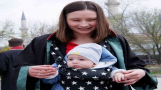 Avukat anne ve mübaşir baba törene 7 aylık bebeğiyle katıldı
