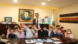 Avukatlar Gününde avukat belediye başkanına anlamlı sürpriz