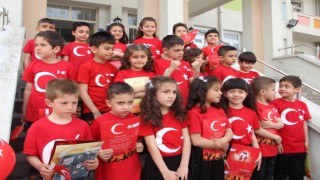 Ay yıldızlı elbiselerini giyip şiirlerini okudular