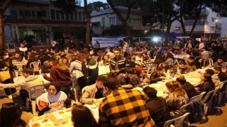 Aydın Büyükşehir Belediyesinin iftar sofrasına binlerce öğrenci konuk oldu