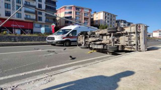 Aydınlatma direğine çarpan kamyonet sürücüsü yaralandı