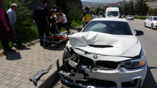 Aynı istikamette seyir halinde olan otomobile arkadan çarptı: 2 yaralı