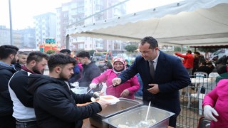 Aynı sofrayı paylaşıyor, birlikte oruç açıyor