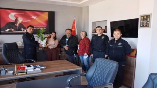 Ayvalıklı gazetecilerden Emniyet Müdürlüğüne çiçekli jest
