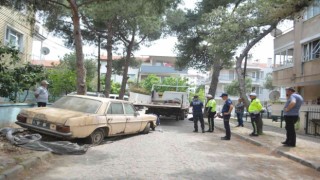 Ayvalıkta cadde ve sokaklar hurda araçlardan temizleniyor