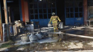 Ayvalıkta hurda tüpler patladı, ortalık savaşa alanına döndü