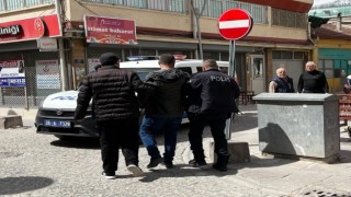 Bağımlı esnaf, öğrencilerin oturduğu çay ocağına baltayla saldırdı