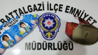 Bağış kumbarasını çalan 2 şüpheli yakalandı