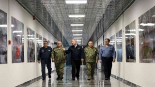 Bakan Akar beraberindeki TSK komuta kademesi ile Kara Kuvvetleri Harekat Merkezinde Pençe Kilit Operasonunu takip etti