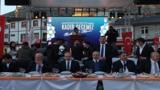 Bakan Bilgin, memleketi Bayburtta vatandaşlarla iftar yaptı