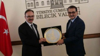 Bakan Dönmezden tarihi Bilecik Valilik binasına ziyaret