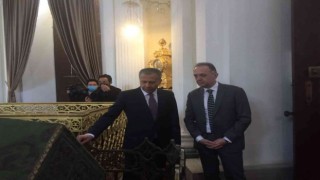 Bakan Ersoy, restorasyonu devam eden Sultan 2. Mahmut Türbesinde incelemelerde bulundu