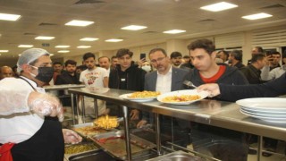 Bakan Kasapoğlu yurtta yemek sırasına girip öğrencilerle sahur yaptı