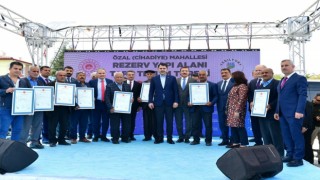 Bakan Kurum, Özal Mahallesi rezerv alanı tapu teslim törenine katıldı