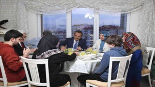 Bakan Özer ve eşi, öğretmen çiftin iftar sofrasına konuk oldu