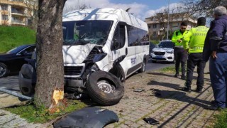 Bakırköyde servis aracı ağaca çarptı: 1 yaralı