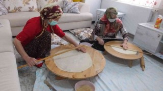 Balıkesirde kadınlar bayram baklavası için imece yaptı