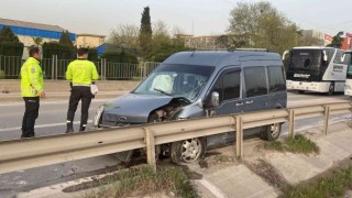 Bariyere çarpan hafif ticari aracın sürücüsü yaralandı