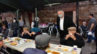 Başkan Bakkalcıoğlu ve eski Devlet Bakanı Şeker, oruçlarını belediye iftar çadırında açtı