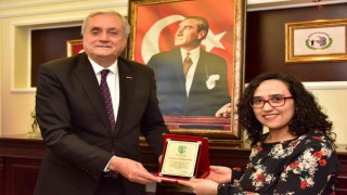 Başkan Bakkalcıoğluna Onursal Üyelik Belgesi