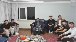 Başkan Çelik sahurda öğrenci evine misafir oldu