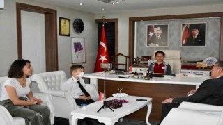 Başkan Erol koltuğunu çocuklara bıraktı